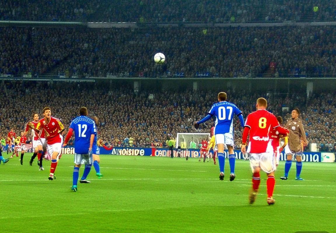 2010德甲巅峰对决：沙尔克04 vs 拜仁慕尼黑经典回顾(图2)