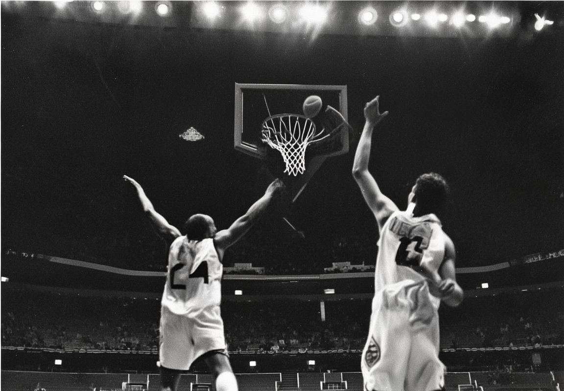 火箭队外线制胜雄鹿，团队协作铸就胜利(图1)